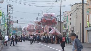 会場は熱気　巨大なあんどんがぶつかり合う「喧嘩あんどん」　北海道・沼田町「夜高あんどん祭り」はじまる