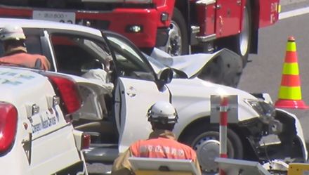 渋滞の車列に車突っ込む　追突された車の1人重体・5人重軽傷　中央道下り線　約4時間半通行止めに　　