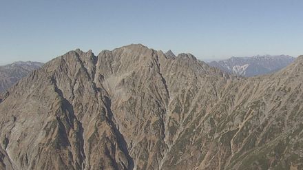 下山中にルート外れて道に迷い…75歳男性が行動不能　北アルプスの奥穂高岳天狗沢付近　日没で活動いったん終了、警察が24日改めて救助へ