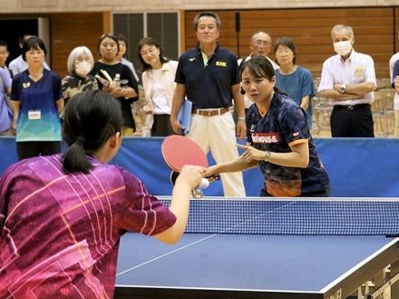 一流の技を小中学生に技伝授　ロンドン五輪卓球女子団体銀の平野さん、富山県黒部市で教室