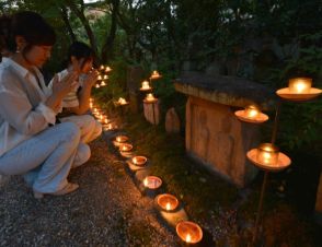 石仏を照らす優しい明かり　奈良の元興寺で伝統の地蔵会　健やかな成長や世界平和を願い