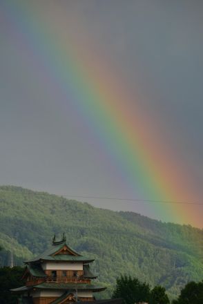 雨上がり、湖畔の城にかかる虹「見られてラッキー」