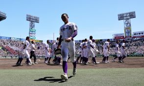 【甲子園】決勝戦が始まる整列の直前に関東第一・中里駿介がいきなりその場でかがみ込んだ理由