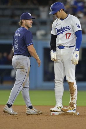 ドジャース大谷翔平４０盗塁の記念二塁ベースが試合途中に交換…ＭＬＢ公認シールを貼られる