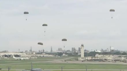 米軍が嘉手納基地でパラシュート降下訓練