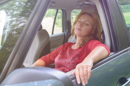 まだ暑いですが、今度「車中泊」で長距離ドライブを考えています。夏の車中泊は「熱中症」のリスクがありますよね？ コンビニやSA・PAでエンジンをかけて寝るのはNGでしょうか…？