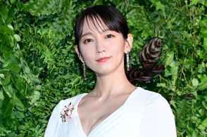 ＜吉岡里帆＞20センチ以上ロングヘアバッサリで“セルフ断髪式”　元坂道メンバーも「可愛すぎます　涙」