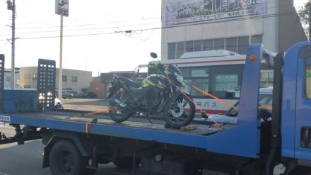 125CCバイクがトレーラーの下敷き、乗っていた人が意識不明…近くの駐在所の警官が衝突音聞くも、トレーラーの運転手「バイクに気づかず、事故の認識ない」などの旨を話す　北海道滝川市の国道12号線