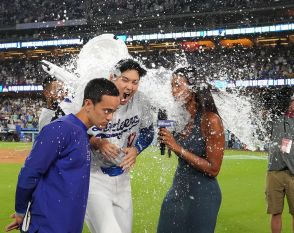 大谷翔平と一緒に祝福シャワー浴びたリポーターのワトソンさん、水掛けた２人に「請求書を送るよ」