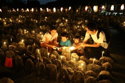 京都の化野念仏寺で千灯供養　ろうそく灯して無縁仏を供養、２５日も