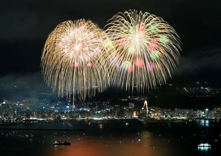 締めは圧巻の2222連発…鮮やか大輪1万5000発、夏の夜空を彩る　かごしま錦江湾サマーナイト大花火、15万人来場