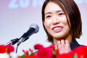 古賀紗理那さん　現役生活終えて休暇中？　浮き輪でプール満喫「どんくさりなw」と自虐も