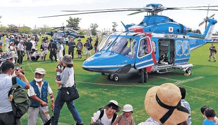 官民１３機、大空自在　クロスランドおやべでヘリフェス開幕