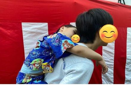 夏祭り「クタクタの3歳児」を「14歳兄」がおんぶする光景に感涙　「いつもありがとう」