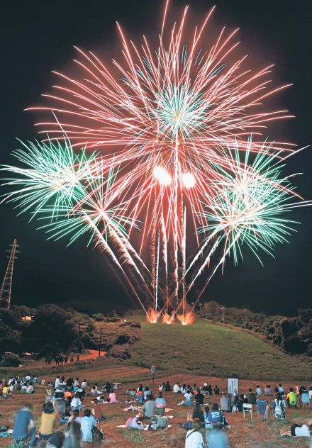 神通峡の夜空彩る　富山・大沢野花火大会