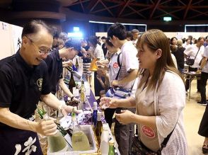 北陸の地酒１３０種一堂　富山・高岡テクノドームで県内外の左党が飲み比べ