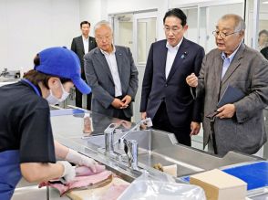 岸田首相、漁業支援「一丸で」　処理水放出1年で視察、新たな経済対策検討