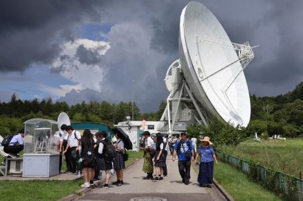 「ずっと触ってみたかった」直径45メートルの巨大アンテナの感触は？　宇宙電波観測所が年1度の機会提供　長野