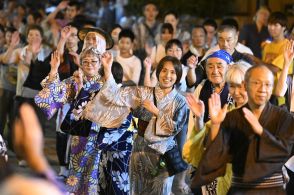 熱い夏惜別の輪、白鳥おどり「おどり納め」　岐阜・郡上市