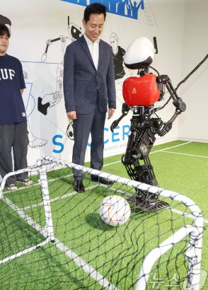 ソウル初のロボット・AI科学館が開館…市長を驚かせた「サッカーロボット」