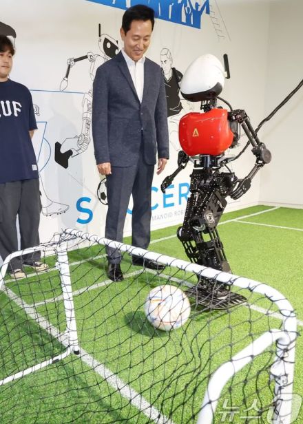 ソウル初のロボット・AI科学館が開館…市長を驚かせた「サッカーロボット」