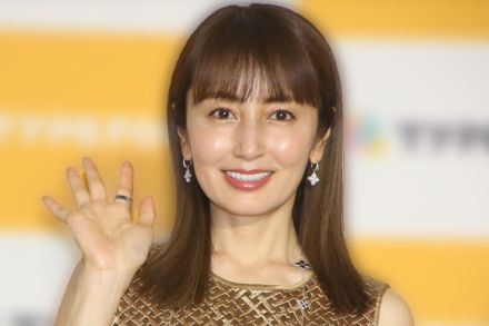 ＜矢田亜希子＞45歳、ギャルコーデのビジュアル公開　超ミニワンピ×厚底ブーツでダブルピースも　「まるで20代」「奇跡の40代」と驚きの声