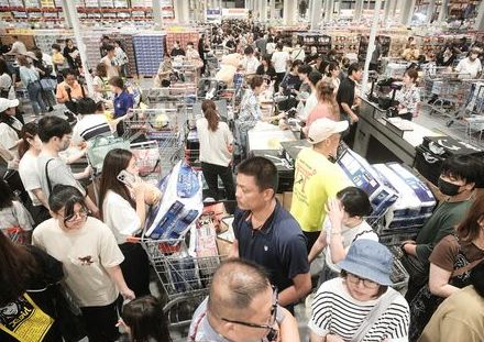 コストコ南城店がオープン　沖縄県内初進出、店前には1000人の行列　周辺では大規模な交通渋滞