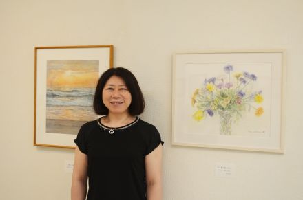 黄色にこだわり　日記風作品も楽しんで　八戸で大嶌さん絵画展