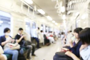 目的地が同じ場合、「電車移動」なら乗り換えが少ないほうが交通費は安くなりますか？