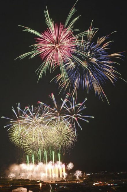 夜空に咲く大輪鮮やか　須賀川市釈迦堂川花火大会