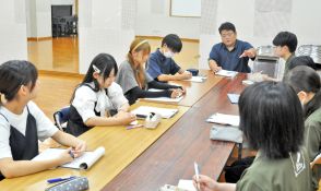 新聞制作で古里の歴史学ぶ　鹿大生の企画に中高生が参加　奄美市