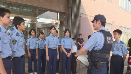 八戸警察署で中学生が警察官の業務を体験