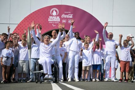 聖火がフランス到着　英仏海峡トンネル通り―パリ・パラリンピック