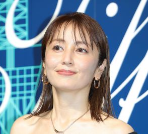 45歳女優ミニワンピ90年代ギャルコーデ披露　激変した姿に「イイ女は何をやってもお似合い」