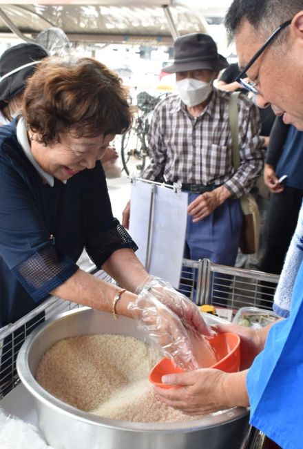 旬の奈良県産食品をPR　まほろばキッチンJR奈良駅前店で催し　米すくい取り、行列に