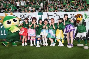 現役アイドルがJリーグ“お忍び観戦”　粋な横断幕”歓迎から17日…ユニ姿に反響「可愛すぎ」