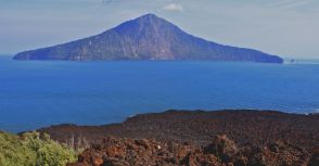 明治日本をも震撼させた「クラカタウ火山の大部分が消滅」の大ニュース…消滅後の海に現れた「子供島」の成長と、その後の姿