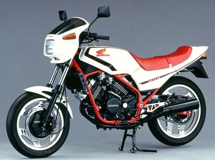 当時のホンダレーシングテクノロジーの結晶とも言えるVT250F、そのエンジンは35年継承され続けた