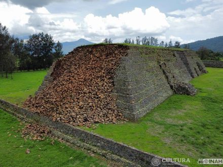 豪雨で古代のピラミッドが崩壊。地元メキシコの先住民は、「不吉な前兆」と警告