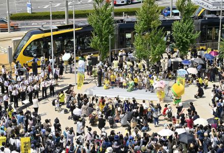 LRT開業１周年、栃木県内で「バースデイ・パーティー」　みやぞんさんら子どもたちと祝福　誕生日列車の運行、車両と競争など多彩にイベント