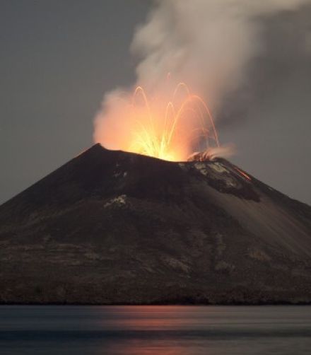 インド洋の反対側まで届いた「クラカタウ火山」の噴火音がスゴすぎる…「北海道で起きた噴火が沖縄で聞こえる！」より、まだ遠い…