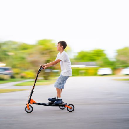 ひらひらワンピースで乗車も当たり前？電動キックボードが増え続ける東京で娘が事故に！ルールやマナーなんてあったもんじゃない無免許運転の実態