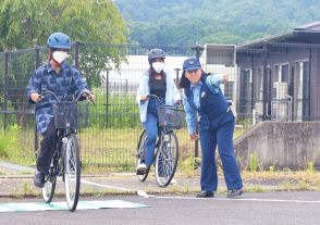 「自転車発車時は前後左右の確認を」福祉施設の外国人職員、日本のルール学ぶ　京都府福知山市