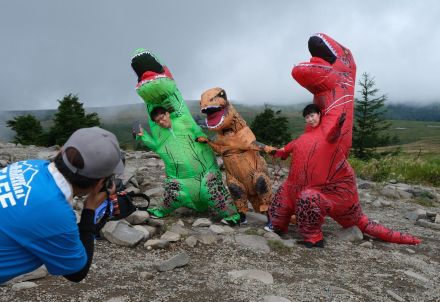 ティラノサウルス、高原に出現？　ラジオ体操に山歩き、恐竜になりきり満喫