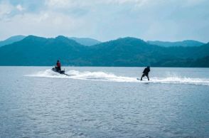 水上バイクとつなぐロープ絡まり、ウェイクボードの男性けが　足の指を一部欠損　　沖縄・久米島