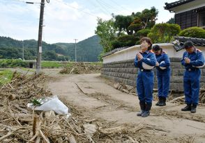 犠牲者に手を合わせ　県内大雨１ヵ月、酒田市長が復旧状況を視察