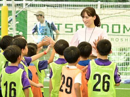 綾瀬はるか、地元広島のサッカーイベントに登場「私自身も刺激を」　交際報道後初の公の場