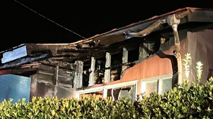 夜の住宅地で火事　住宅一棟が全焼　山梨