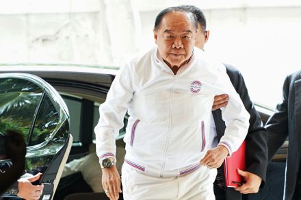 タイ元副首相、取材中に女性記者を平手打ち。「冗談で叩いた」とするも、国内外から批判