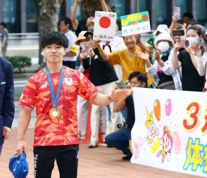 パリ五輪体操3冠 岡選手が岡山凱旋　県庁に500人詰めかけ祝福 県民栄誉賞授与